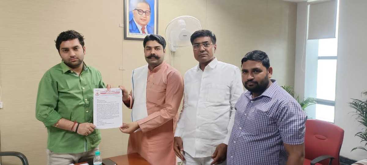 कासना सूरजपुर मार्ग के निर्माण में भ्रष्टाचार की जांच की मांग के लिए सौंपा ज्ञापन